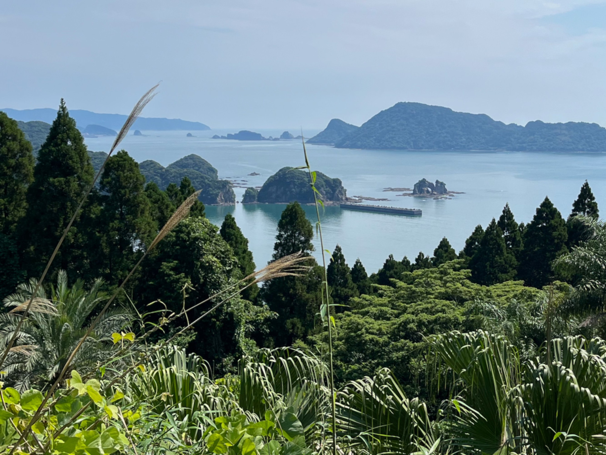 The bay reminds me of a tropical island like Oahu or Phuket.