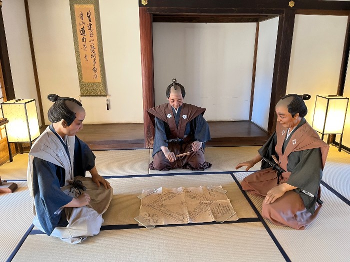 Inside Honmaru Palace, a simulated meeting of the minds