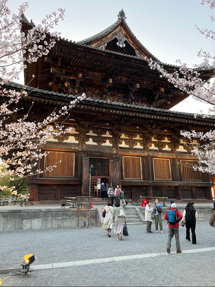 Kondo Hall, a unique blend of Japanese double-roofed irimoya and Indian tenjiku architectural styles