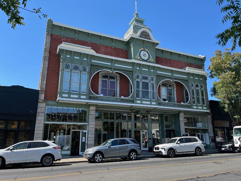 Explore downtown St. Helena for a pleasant stroll; nice little shops and cafes.